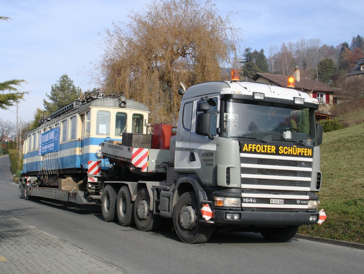 Der MOB-Be 4/4 36 (ehemals VBW-BDe 4/4 36, Baujahr 1913) wurde im November 2007 vom Verein Ds Blaue Bähnli übernommen und am 20. und 21. November durch die Affolter Transporte AG, Schüpfen von Chernex nach Solothurn überführt. Anfangs erfolgte die Fahrt über Quartierstrassen mit teils engen Kurven, was zum Teil Rückwärtsfahrten erforderte, wie hier zwischen Chernex und Fontanivent. Das Fahrzeug wurde anschliessend aufgearbeitet und ist seit August 2013 beim RBS für Extrafahrten im Einsatz.