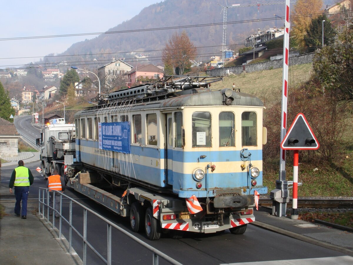 Der MOB-Be 4/4 36 (ehemals VBW-BDe 4/4 36, Baujahr 1913) wurde im November 2007 vom Verein Ds Blaue Bähnli übernommen und am 20. und 21. November durch die Affolter Transporte AG, Schüpfen von Chernex nach Solothurn überführt, hier beim Bahnübergang in Fontanivent. Kurz darauf verschwand die Fuhre auf der Autobahn. Das Fahrzeug wurde anschliessend aufgearbeitet und ist seit August 2013 beim RBS für Extrafahrten im Einsatz.
