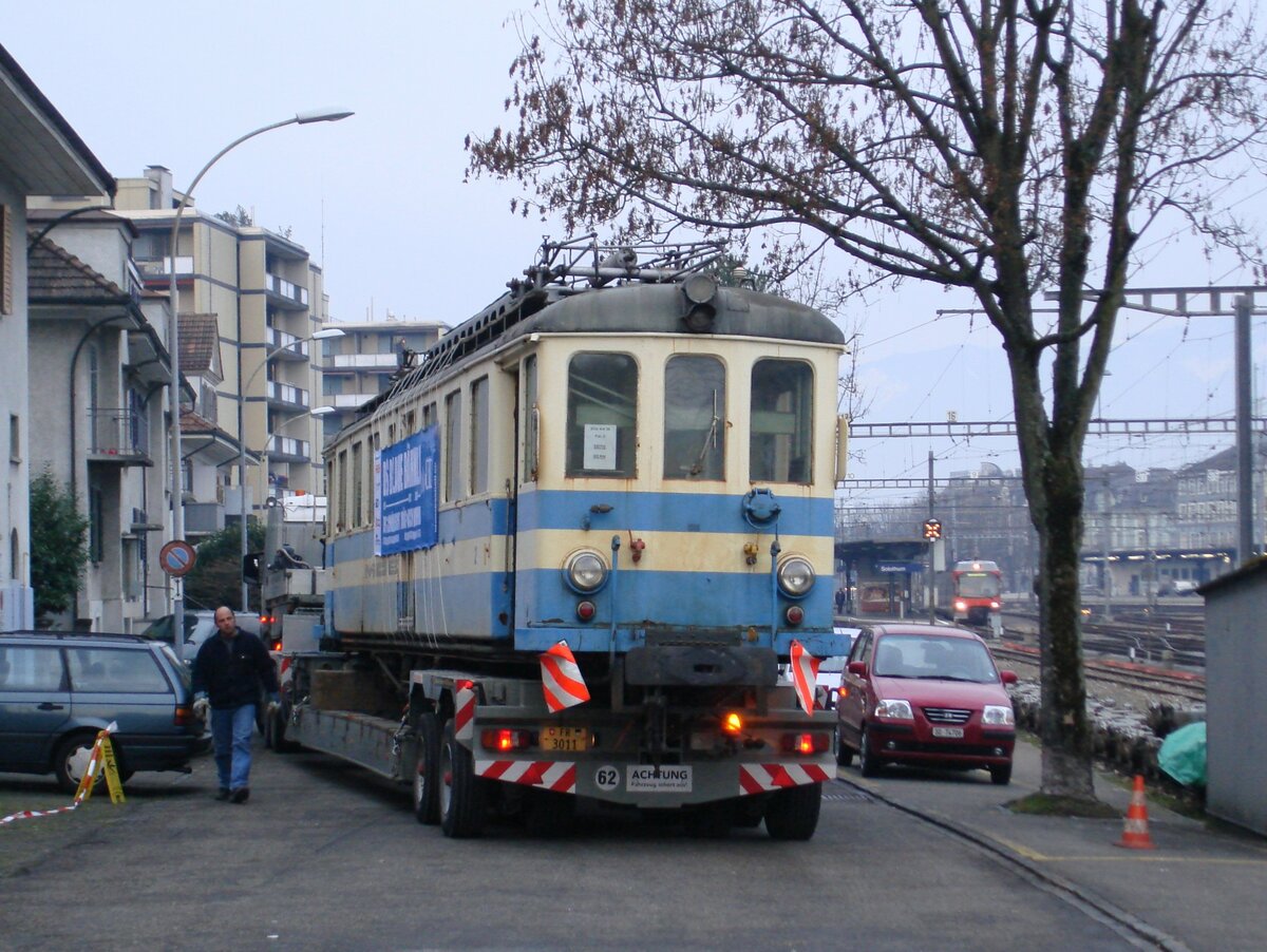 Der MOB-Be 4/4 36 (ehemals VBW-BDe 4/4 36, Baujahr 1913) wurde im November 2007 vom Verein Ds Blaue Bähnli übernommen und am 20. und 21. November durch die Affolter Transporte AG, Schüpfen von Chernex nach Solothurn überführt, hier bei der Ankunft am Morgen des 21. November in Solothurn. Das Fahrzeug wurde anschliessend aufgearbeitet und ist seit August 2013 beim RBS für Extrafahrten im Einsatz.