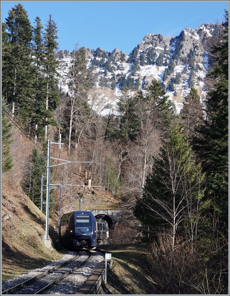 Der MOB BLS GoldenPass Express GPX 4069 ist kurz von Les Avants auf der Fahrt von Spiez nach Montreux.

28. Januar 2024