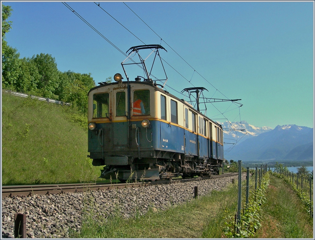 Der MOB De 4/4 N° 28 bei Planchamp auf der Fahrt Richtung Chernex.
10. Mai 2007 