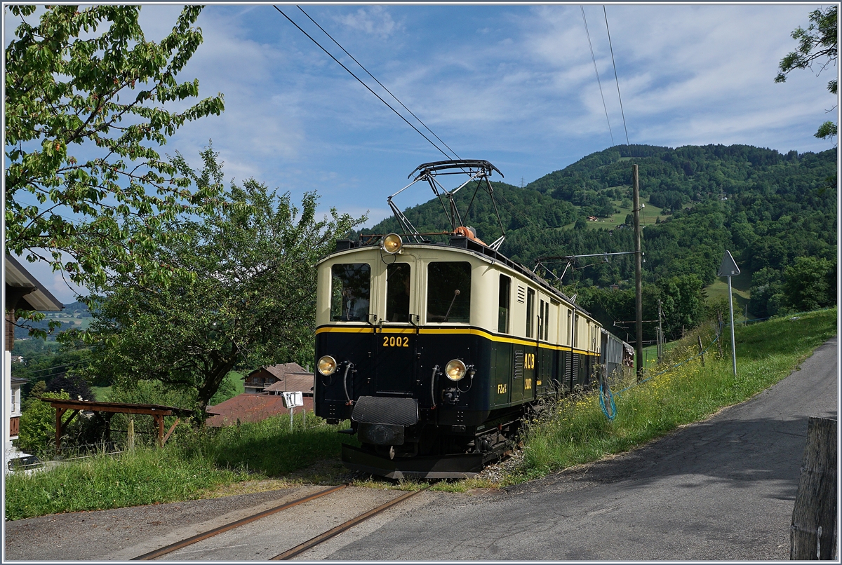 Der MOB FZe 6/6 2002 verlässt mit seinem Zug nach einem kurzen Bedarfshalt den Halt Cornaux.
3. Juni 2017