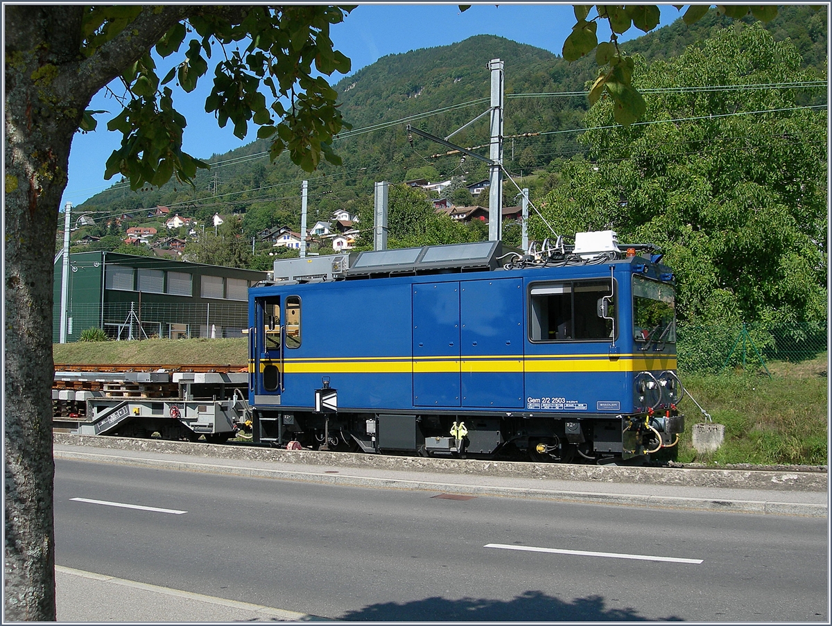 Der MOB Gem 2/2 2503 bringt auf der Strecke mit Weichen beladene Flachwagen nach Blonay.
16. August 2018