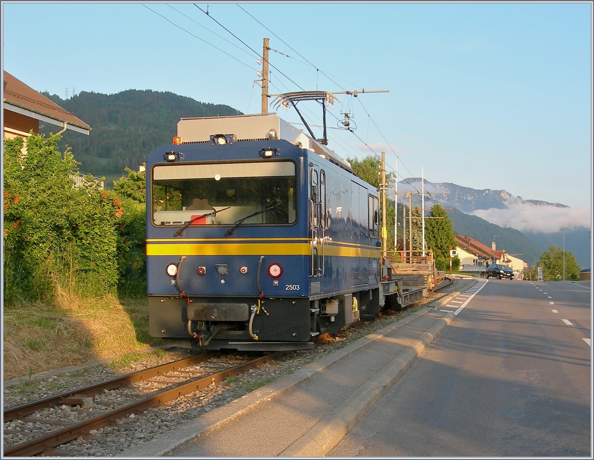 Der MOB Gem 2/2 2503 ist mit einem Dienstzug bei der Bahnhofseinfahrt von Blonay auf der Strecken von Chamby abgestellt und wird wohl für die nächtlichen Gleisarbeiten zum Einsatz kommen. 

6. Juni 2019