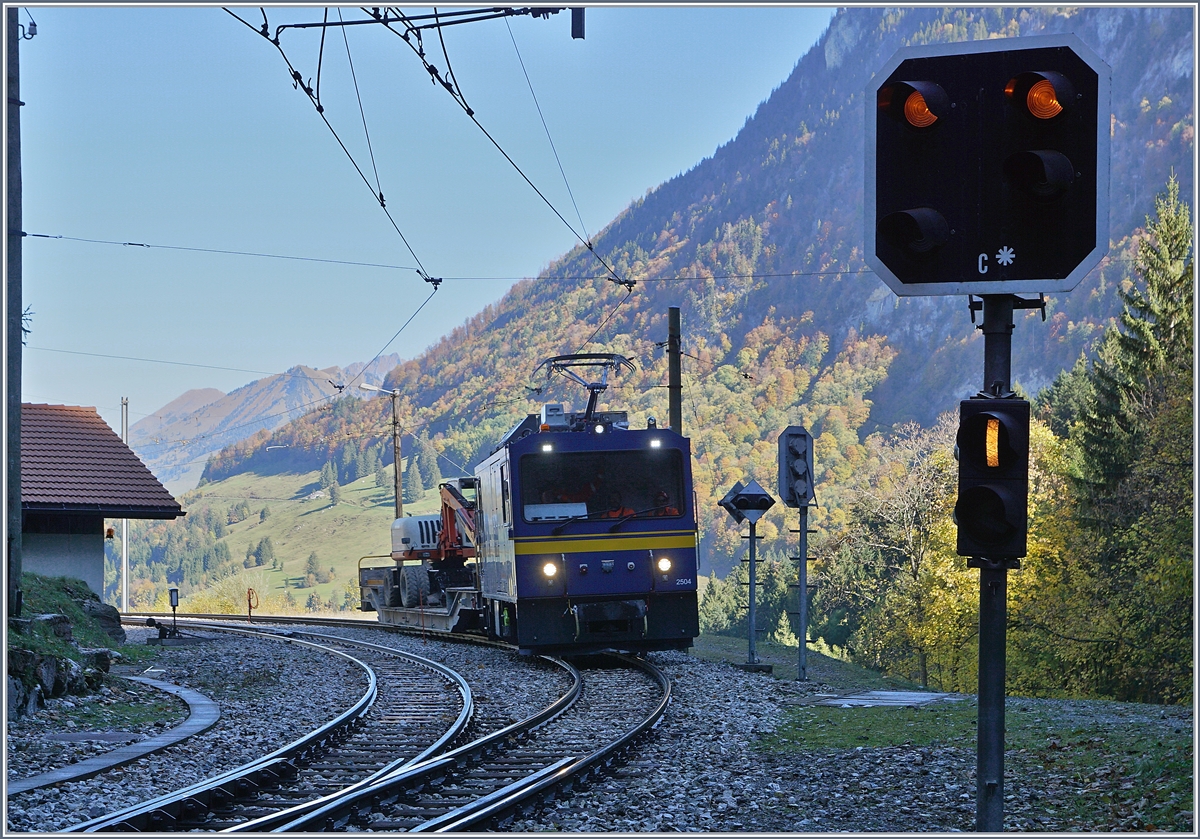 Der MOB Gem 2/2 2504 wird gleich in den 2424 Meter langen Jaman Tunnel (der sich hinter meinem Rücken befindet) einfahren. 
Les Cases, den 11. Okt. 2017