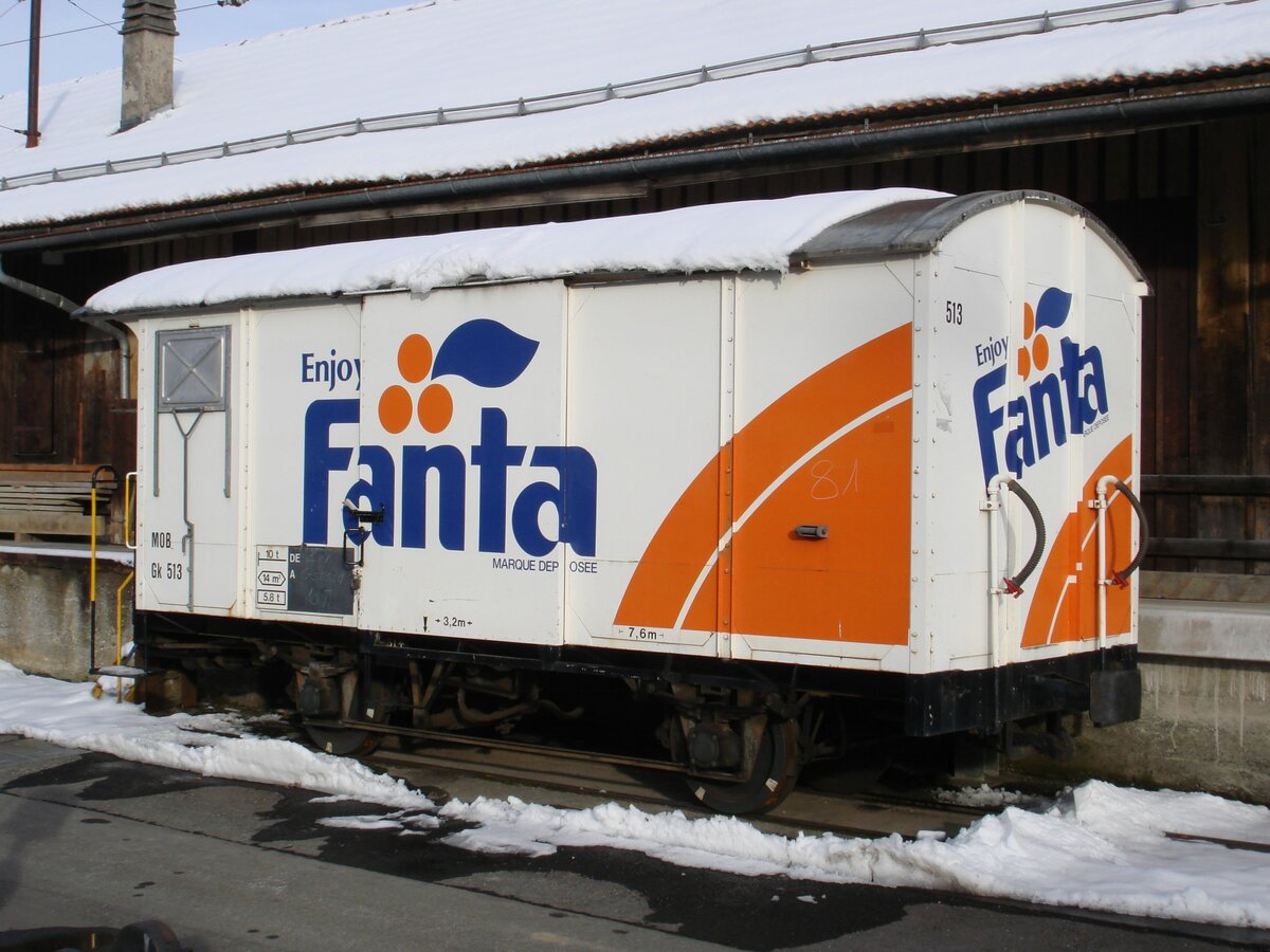 Der MOB-Gk 513 mit  Fanta -Werbung steht am 20. November 2007 im Bahnhof Zweisimmen.