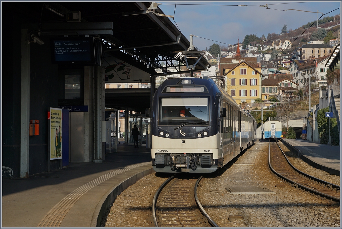 Der MOB Regionalzug 2222 wir nun mit den neuen ABe / Be 4/4  Alpina  geführt, mit dem Be 4/4 9201 an der Spitze und wartet in Monteux auf Reisende und die Abfahrtszeit.
14. Dez. 2016