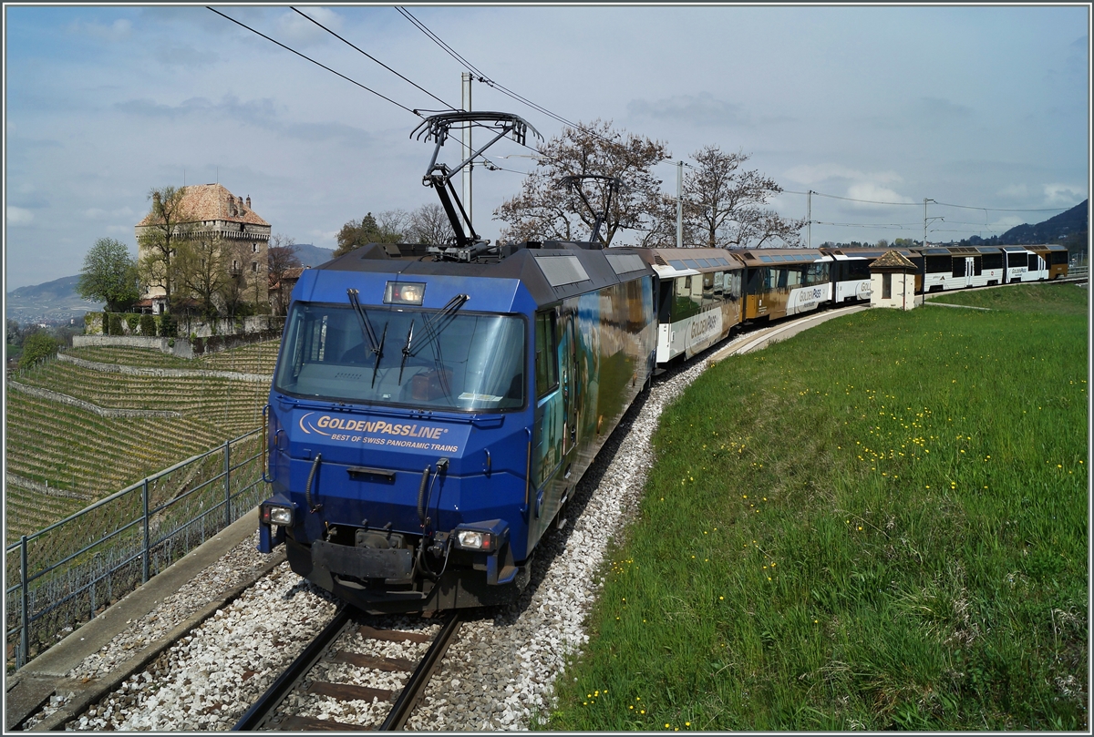 Der MOB Schnellzug  GoldenPass Panoramic  3115 hat die kleine Haltestelle Le Châtelard erreicht und wird in wenigen Minuten in Montreux eintreffen. 
4. April 2014 