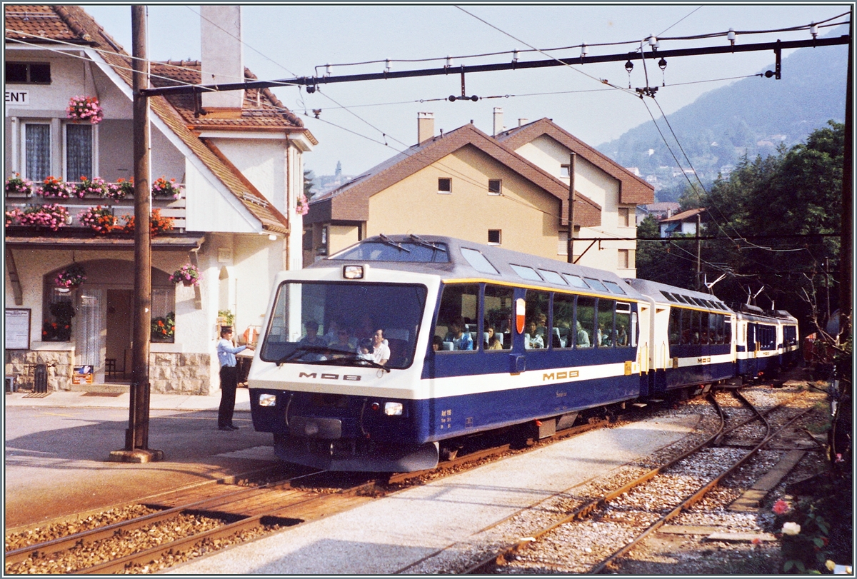Der MOB  Superpanoramic  in Fontanivent, ein Bahnhof der damals Fahrdienstlich noch besetzt war. An der Spitze des Zuges der Panorama-Steuerwagen Ast 116  Lausanne .

Analogbild vom Sommer 1987