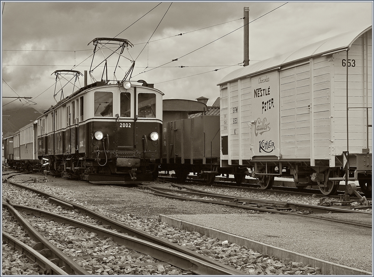 Der MOB  Triebwagen FZe 6/6 2002 ist mit seinem GmP von Chaulin kommend, in Blonay eingetroffen. 
Il y a 50 ans... le Blonay-Chamby / 50 Jahre  Blonay - Chamby  Museumsbahn.
17. Sept. 2016