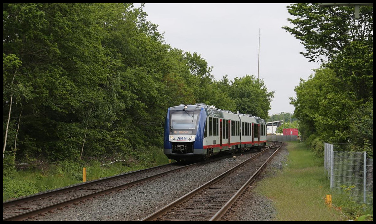 Der moderne AKN VT 622656 nach Eidelstedt erreicht hier am 26.5.2020 um 12.04 Uhr den Kreuzungsbahnhof Kaltenkirchen Süd und biegt vom Hauptgleis in das Bahnsteiggleis ab.