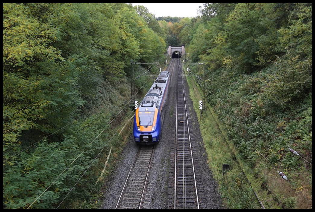 Der moderne Cantus ET 1442651 hat hier am 26.10.2023 um 11.07 Uhr gerade den Guxhagener Tunnel verlassen und befindet sich kurz vor dem Haltepunkt Guxhagen in Fahrtrichtung Kassel.