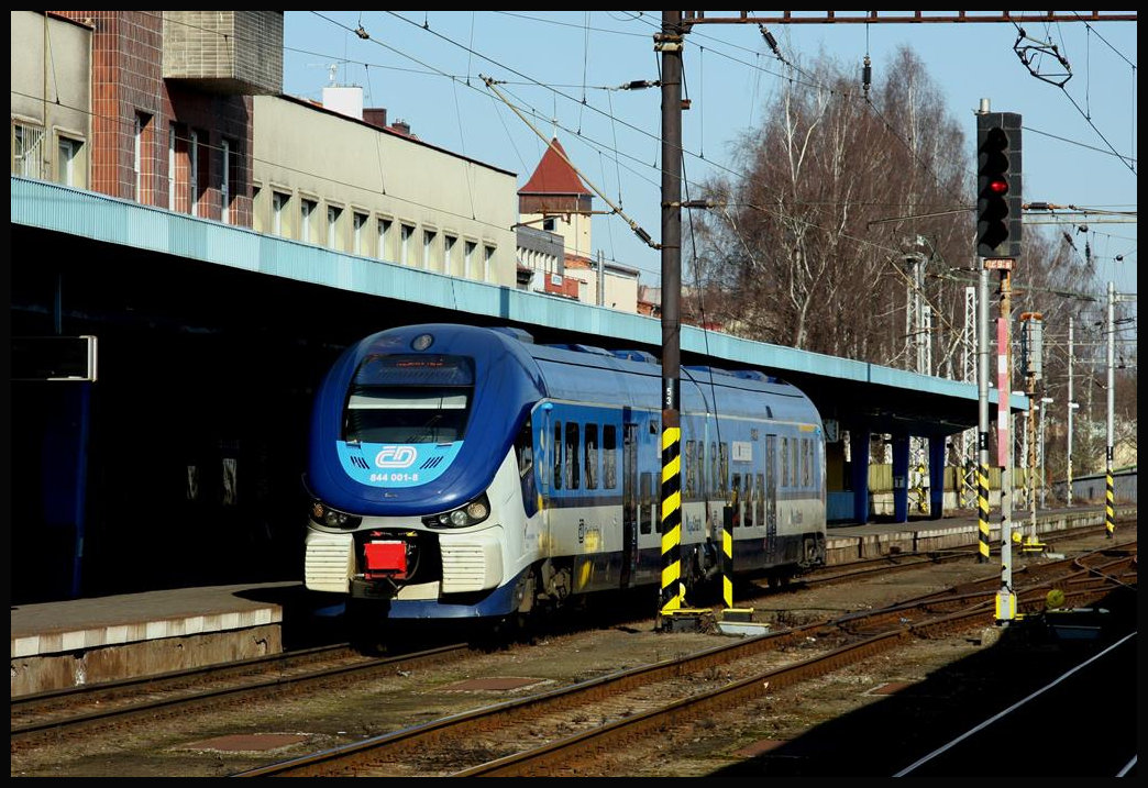 Der moderne Dieseltriebwagen 844001, ein sogenannter RegioShark, ist hier am 22.2.2018 im Bahnhof Cheb angekommen.Er fuhr wenig später weiter nach Marianske Lazne.