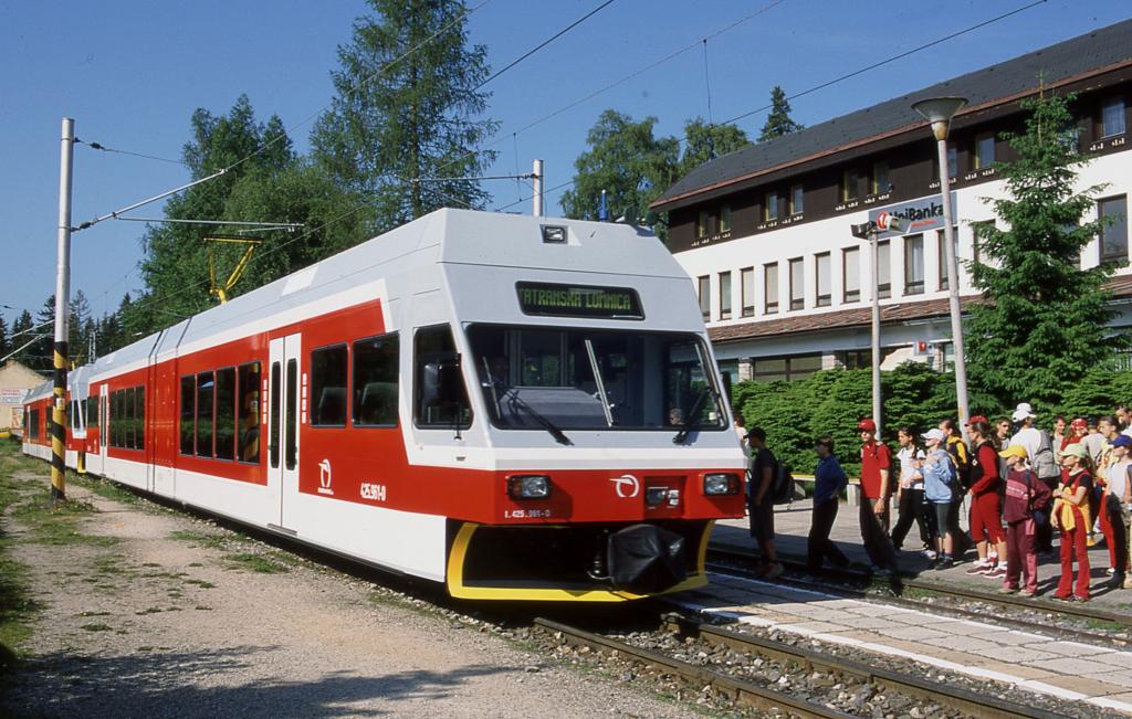Der  moderne Elektrotriebwagen der Tatra Bahnen mit der Nummer 425961
steht am 4.6.2003 um 8.16 Uhr abfahrbereit im Bahnhof Tatranska Lomnica.