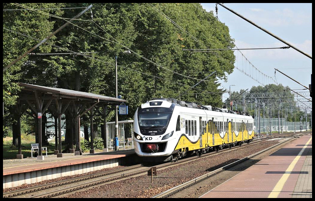 Der moderne Elektrotriebzug 45WE-029 fährt hier am 8.9.2021 um 15.01 Uhr aus Liegnitz kommend in Milkowice ein.