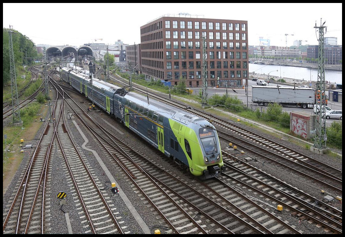 Der moderne ET 445002 fährt hier am 27.05.2020 um 13.54 Uhr in Kiel Hauptbahnhof nach Hamburg ab.