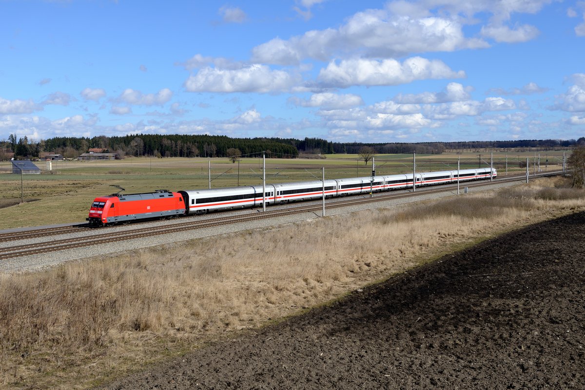 Der moderne Hochgeschwindigkeitsverkehr kann auch seine Reize haben: Am 28. Februar 2014 konnte 101 124 mit der Metropolitan-Garnitur als ICE 1005 von Berlin Gesundbrunnen nach München HBF bei Hattenhofen aufgenommen werden. Lok wie auch der Wagenpark wiesen einen perfekten Pflegezustand auf und setzten damit einen kräftigen Akzent in der noch gedeckte Farben tragenden vorfrühlingshaften Schotterebene vor den Toren der bayerischen Landeshauptstadt.