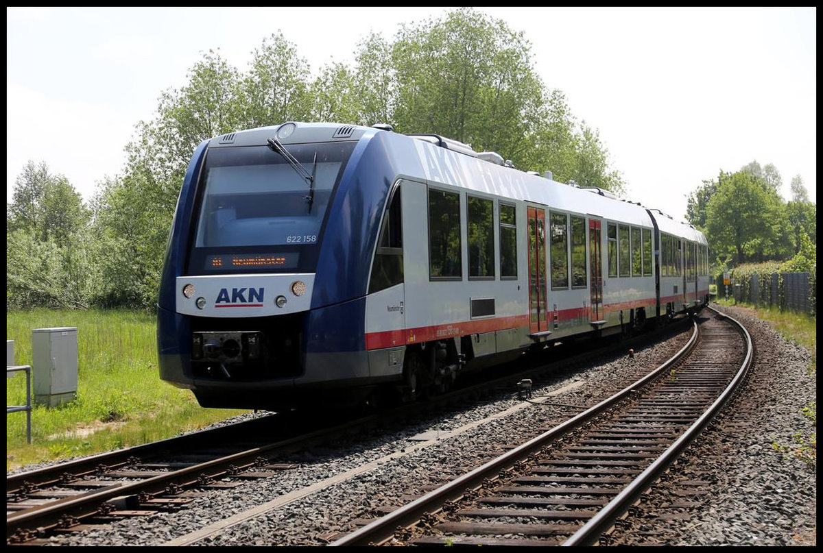 Der moderne VT 622158 der AKN erreicht hier am 26.5.2020 um 12.55 Uhr den Kreuzungsbahnhof Bad Bramstedt. Der VT ist planmäßig nach Neumünster unterwegs.