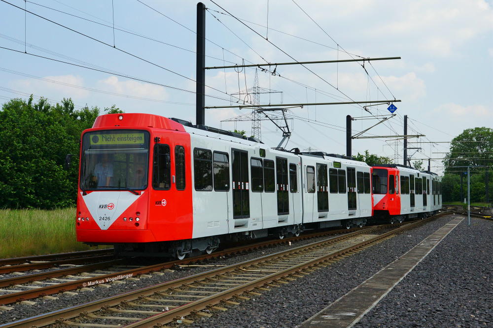 Der modernisierte B-Wagen 2426 gekuppelt mit 2428 auf Testfahrt in Weiden am 02.06.2014.