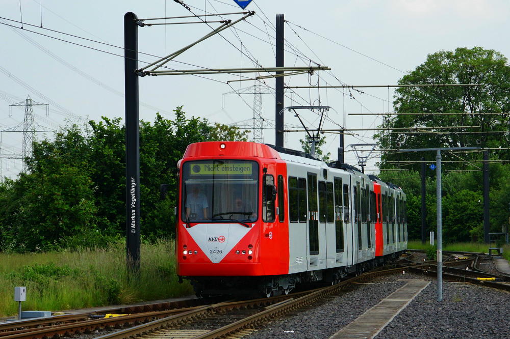 Der modernisierte B-Wagen 2426 gekuppelt mit 2428 auf Testfahrt in Weiden am 02.06.2014.