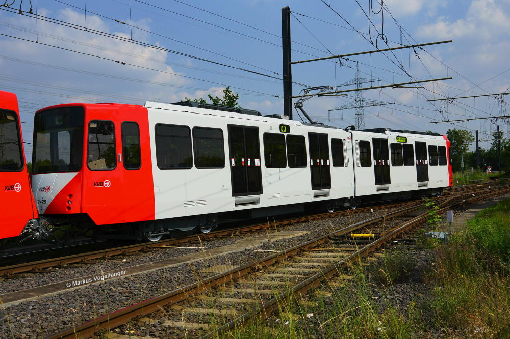 Der modernisierte B-Wagen 2428 gekuppelt mit 2426 auf Testfahrt in Weiden am 02.06.2014.