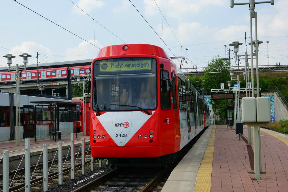 Der modernisierte B-Wagen 2428 gekuppelt mit 2426 auf Testfahrt in Weiden am 02.06.2014.
