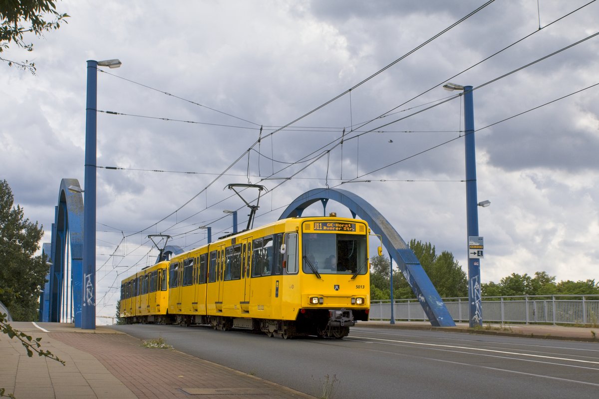 Der modernisierte B-Wagen 5013 der Ruhrbahn passiert am 28.06.2020 als U11 die Zweigertbrücke in Essen. 