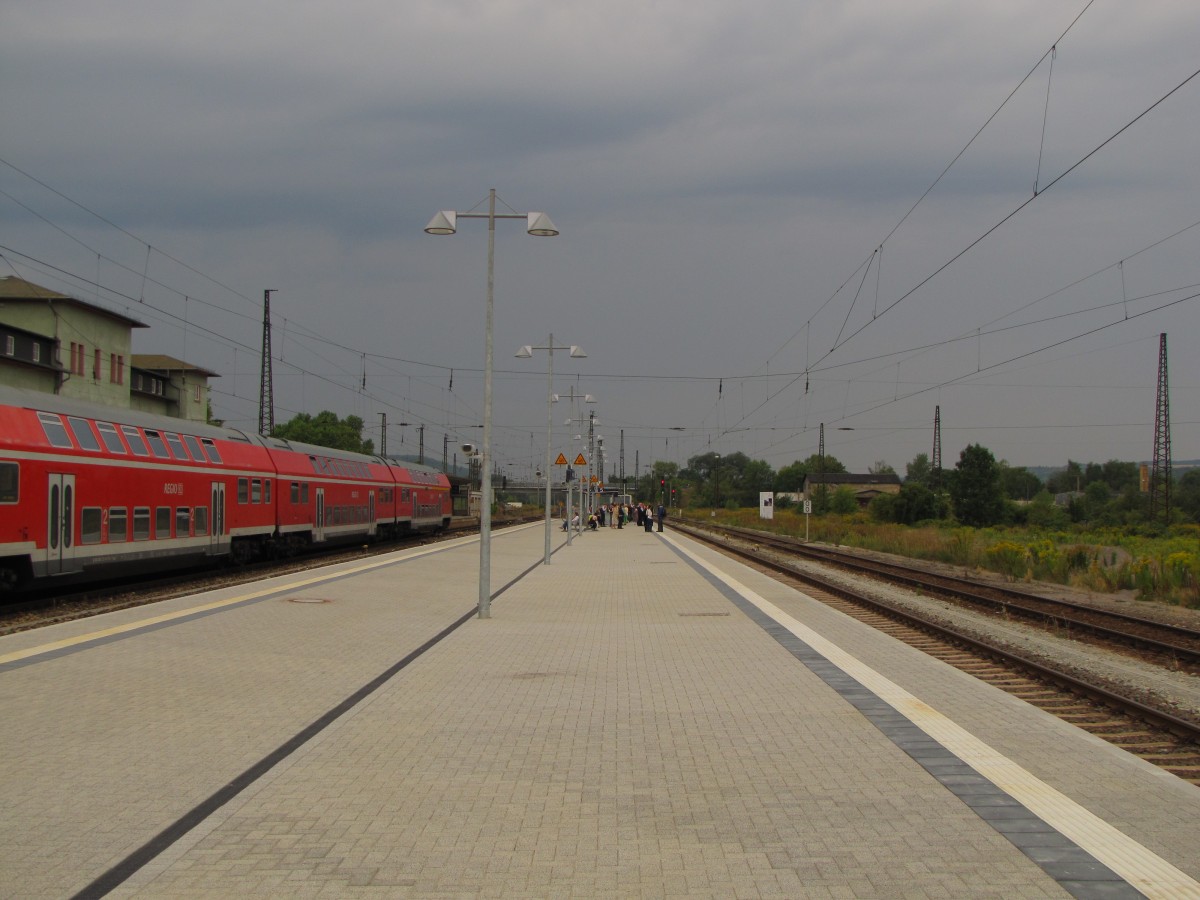 Der modernisierte Bahnsteig 4 und 5, am 08.09.2013 in Naumburg (Saale) Hbf.
