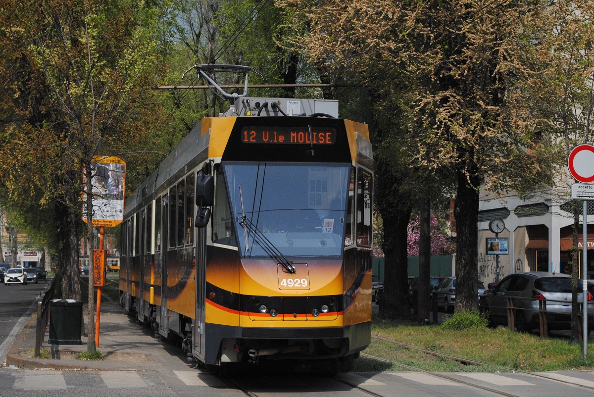 Der modernisierte Tw.4929 der Type  Jumbotram  verläßt die Haltestelle Via Mac Mahon / Via Bramantino. (02.04.2019)