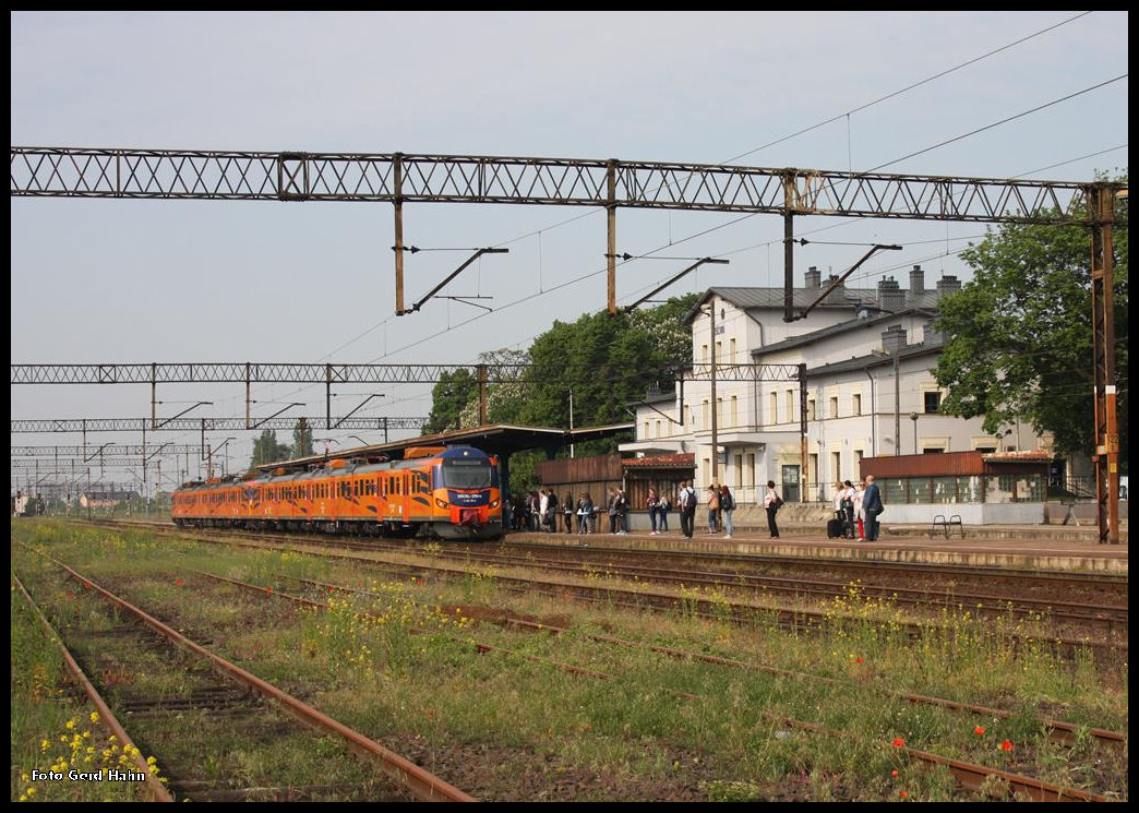 Der modifizierte EN57AL2116 nach Poznan fuhr am 20.05.2016 um 8.45 Uhr in den Bahnhof Koscian ein.