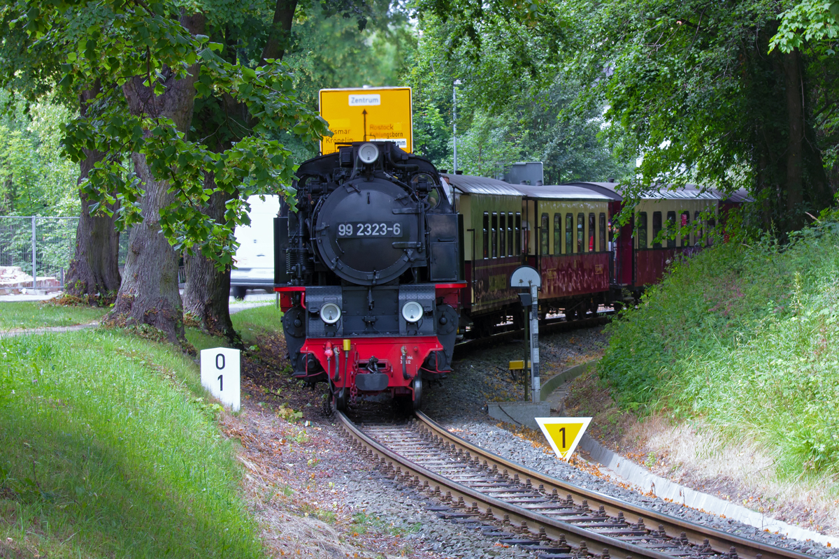 Der Molli auf der Steigung des Endbahnhofs in Bad Doberan. - 04.07.2012 - Aufgenommen am BÜ.