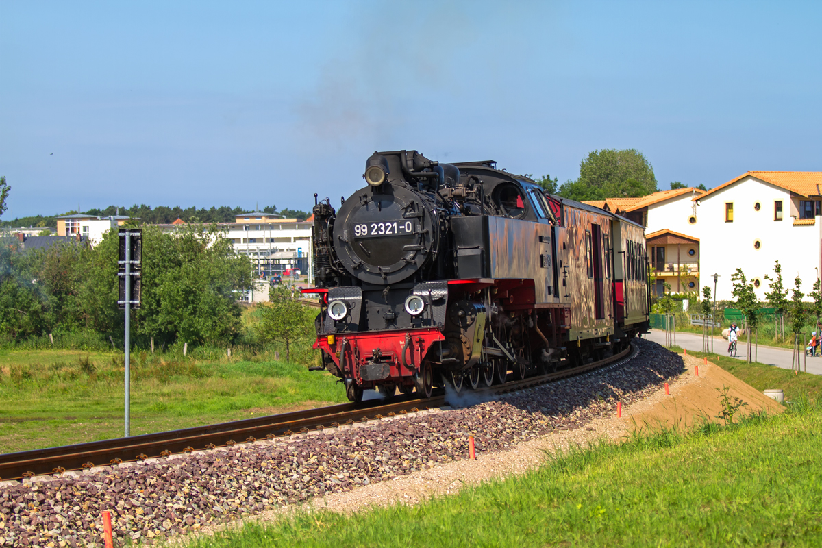 Der Molli befährt den sanierten Bahndamm in Kühlungsborn auf der Fahrt in Richtung Heiligendamm. - 04.07.2012