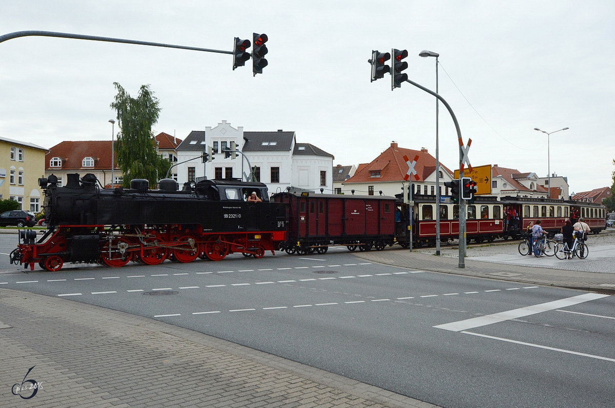 Der Molli unterwegs in Bad Doberan. (Aufnahme vom 07.07.2016)