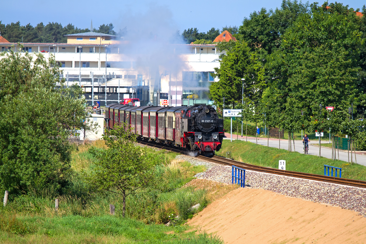 Der Molli vor Kühlungsborn auf der Fahrt in Richtung Heiligendamm. - 04.07.2012