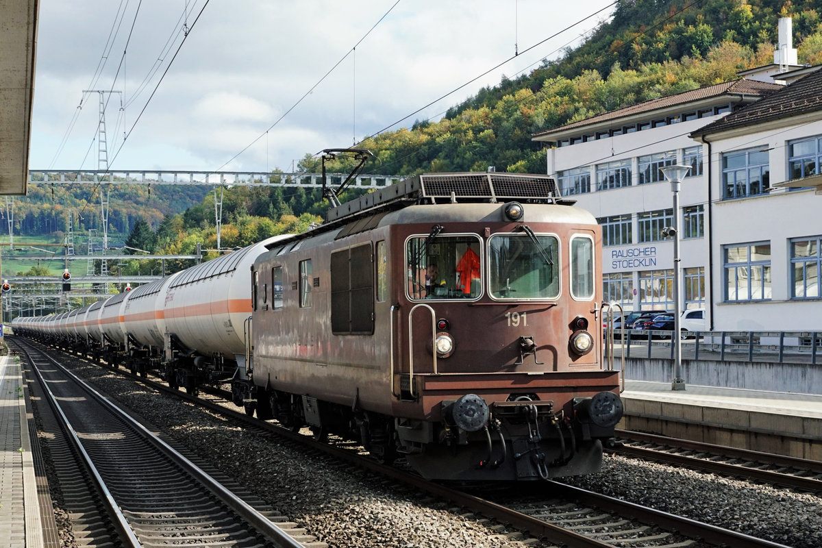 Der montägliche Leerzug Visp-Basel-(Antwerben) mit der Re 425 191  Reichenbach  in Sissach am 12. Oktober 2020.
Foto: Walter Ruetsch
