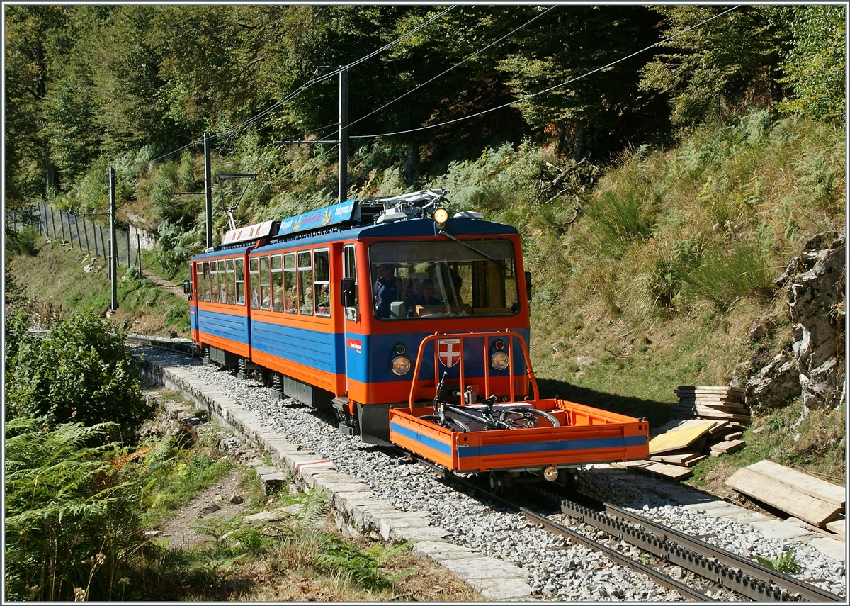 Der Monte Generoso Bahn Bhe 4/8 11 auf Bergfahrt oberhalb von Bella Vista.
13. Sept. 2013