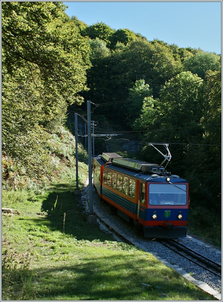 Der Monte Generoso Zug 12 auf der Fahrt hinab ins Tal bei Bellavista.
(13.09.2013)