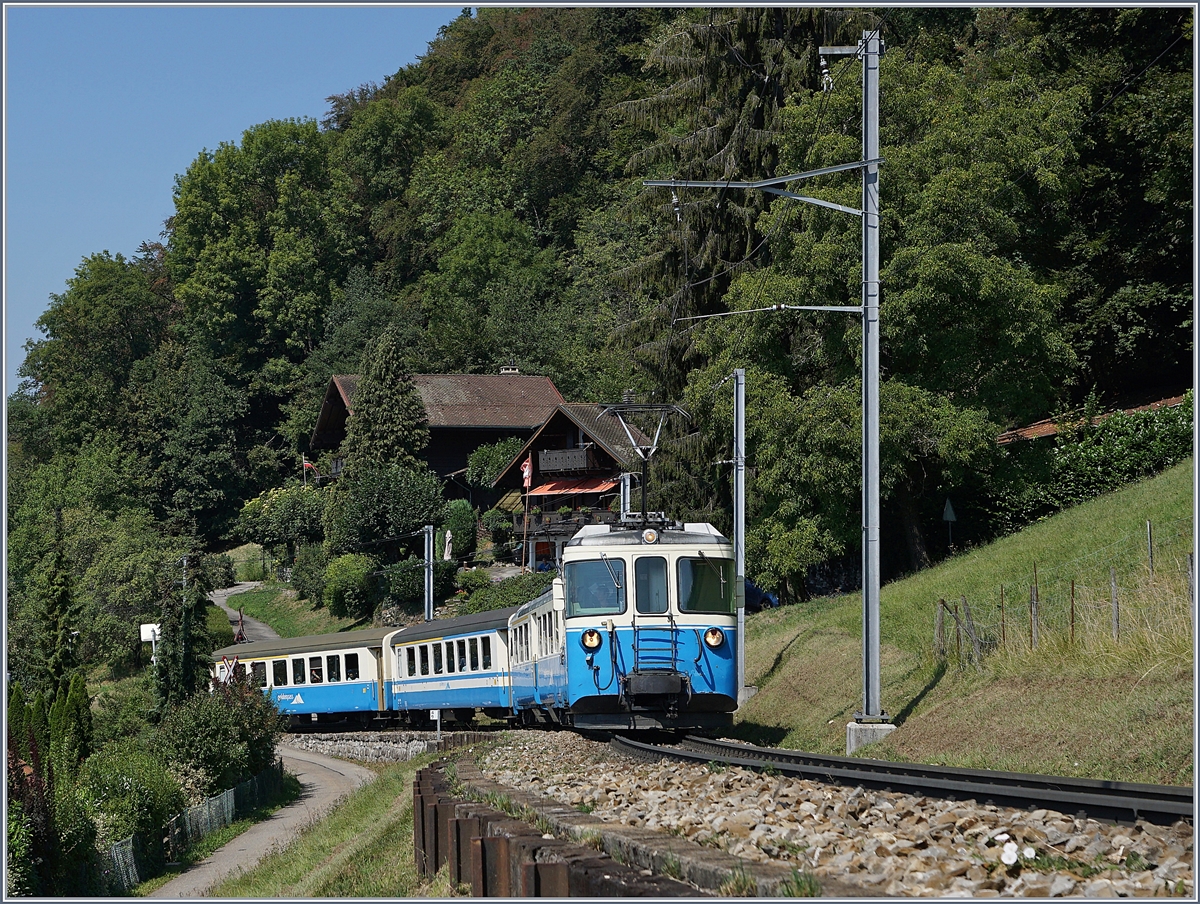 Der in Montreux fotografierte MOB ABDe 8/8 4002 VAUD mit den zwei farblich passenden Wagen ist nun kurz nach Chernex auf dem Weg als Regionalzug nach Zweisimmen.

21. August 2018
