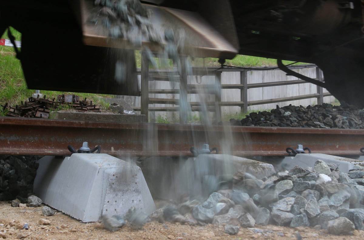 Der Morgen des 5.Juni war dann etwas lauter.
Kurz vor 7:00 donnert einige Tonnen Schotter aus den Trichterwagen. 
Tele auf eine der Vielen Schottergossen. 
5.06.2017