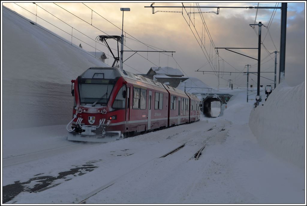 Der Morgen erwacht in Ospizio Bernina , als R4609 mit Allegra 3508 den Bahnhof verlässt.(22.02.2014)