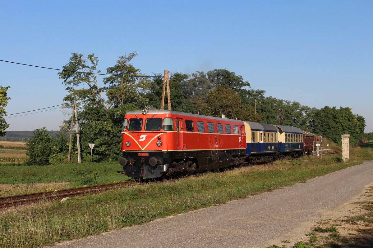Der morgendliche GmP (Güterzug mit Personenveförderung) bespannt mit 2050.09 beschleunigt am 15.9.2019 aus der Haltestelle Raggendorf und erklimmt in Kürze den Raggendorfer Berg am Weg nach Gänserndorf.