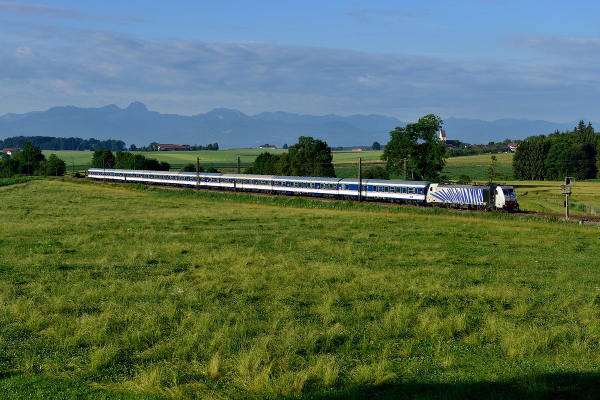 Der morgendliche M 79060 von Kufstein nach München HBF steht momentan bei Eisenbahnfreunden hoch im Kurs, kommt hier doch die NX-Wagen-Garnitur als Ersatz für einen Meridian-Triebzug zum Einsatz. Der Lokeinsatz gleicht auch hier einer täglichen Lotterie, das gesamte für Lokomotion zur Verfügung stehende Fahrzeugspektrum kann zum Einsatz kommen - von der altehrwürdigen 139 bis hin zur neuesten Vectron-Maschine. In Haus stehen immer ein paar Fotografen bereit, um die Leistung zu erwarten, alle in der Hoffnung, dass eine Lok aus Bundesbahn-Zeiten davor gespannt ist. Diese wird zumeist enttäuscht. So auch am 05. Juli 2016, als 186 441 für diesen Dienst eingeteilt war. Aber wenigstens harmonisierten die Lackierungen von Lok und Wagenpark farblich gut....