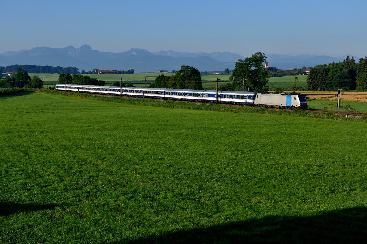 Der morgendliche M 79060 von Kufstein nach München HBF steht momentan bei Eisenbahnfreunden hoch im Kurs, kommt hier doch die NX-Wagen-Garnitur als Ersatz für einen Meridian-Triebzug zum Einsatz. Am 20. Juli 2016 warteten erneut etliche Fotografen gespannt darauf, welche Maschine aus dem Fahrzeugpool von Lokomotion diesmal zum Einsatz kommt. Es trat das  worst case  Szenario ein: 186 280 - eine schmucklose Railpool Traxx.