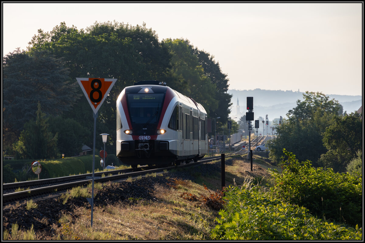 Der morgendliche R8551 verlässt gemächlich den im Umbau befindlichen Bahnhof Frauental Bad Gams in richtung Deutschlandsberg. 14. Juni 2022