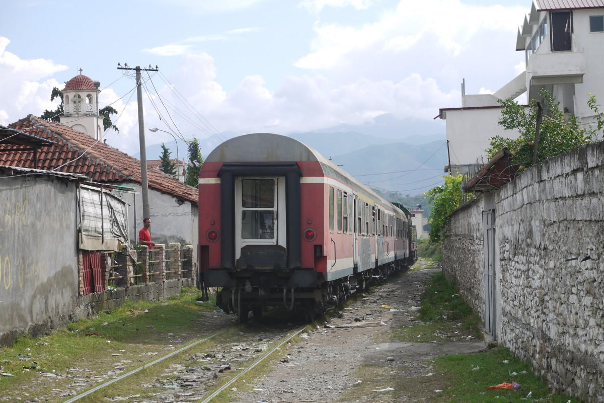 Der Morgenzug nach Librazhd mit T669.1054 an der Spitze hat den Markt von Elbasan passiert und kann jetzt für die nächsten Kilometer auf 40 km/h beschleunigen (6.9.14).