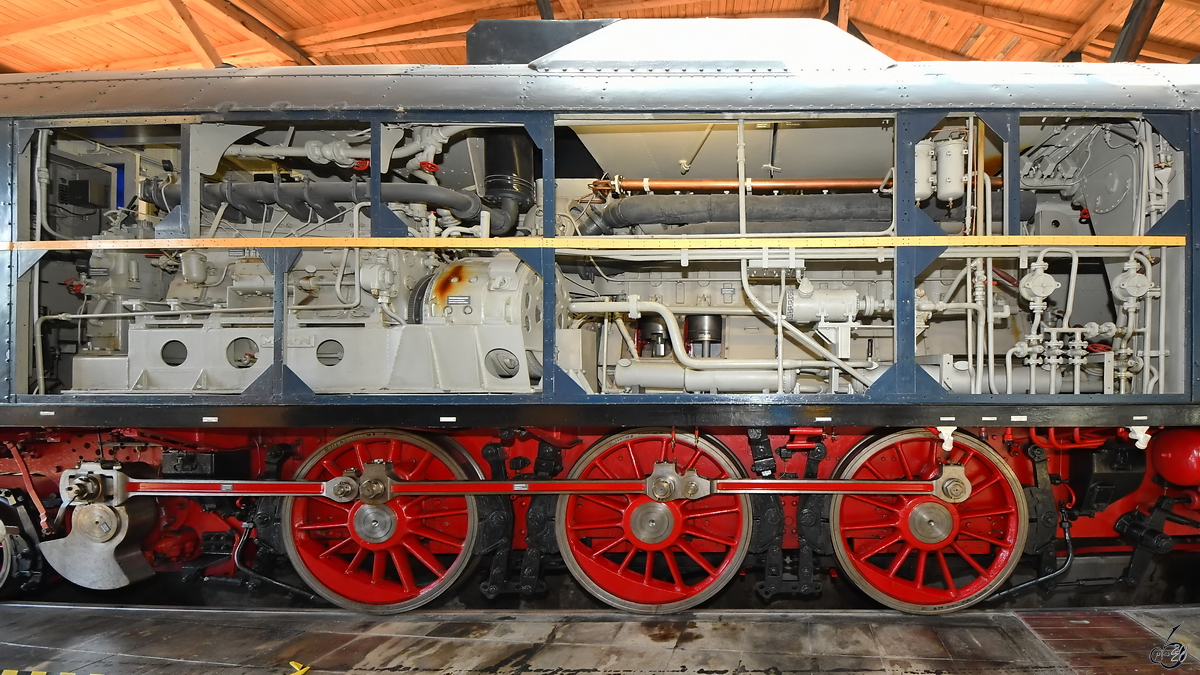 Der Motorraum der hydraulischen Diesellokomotive V 140 001 in der Lokwelt Freilassing. (August 2020)