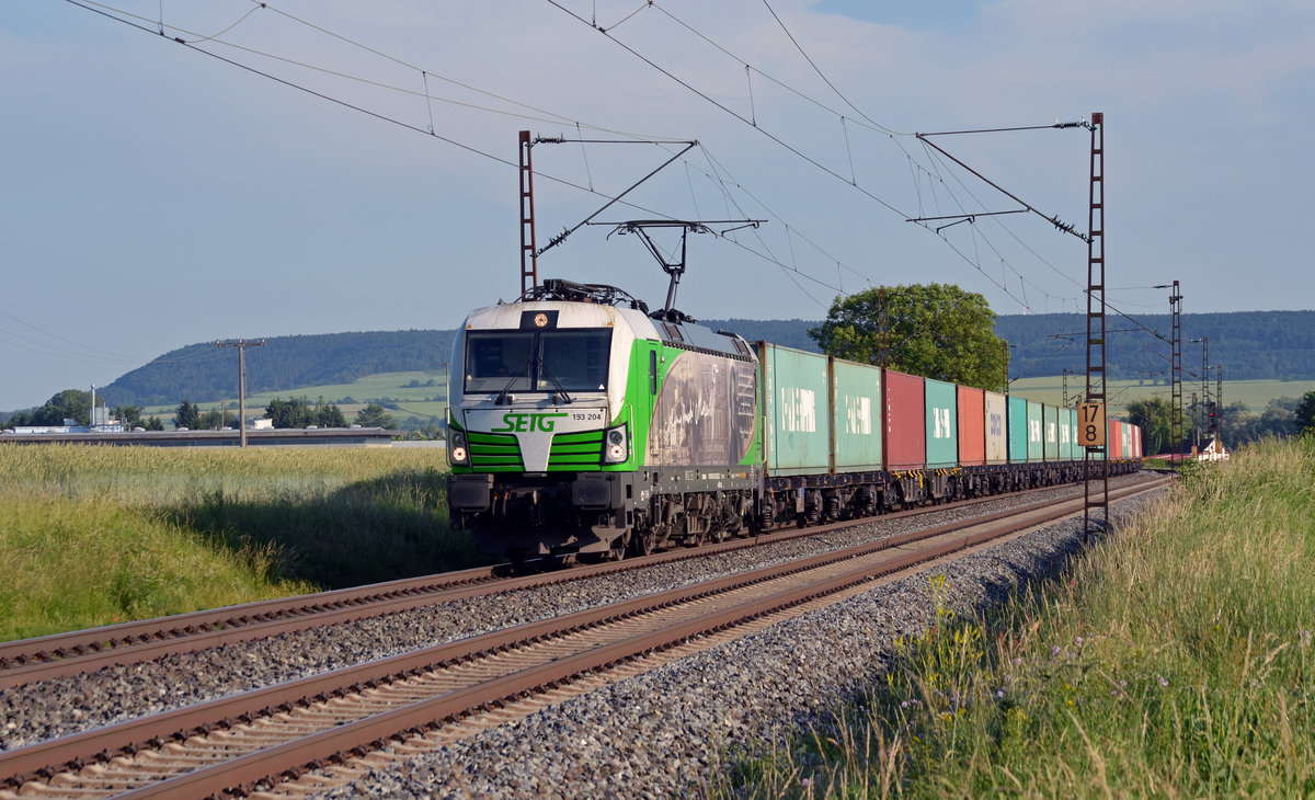 Der Mozart-Vectron 193 204 der SETG führte am Abend des 13.06.17 einen Containerzug durch Retzbach-Zellingen Richtung Gemünden.