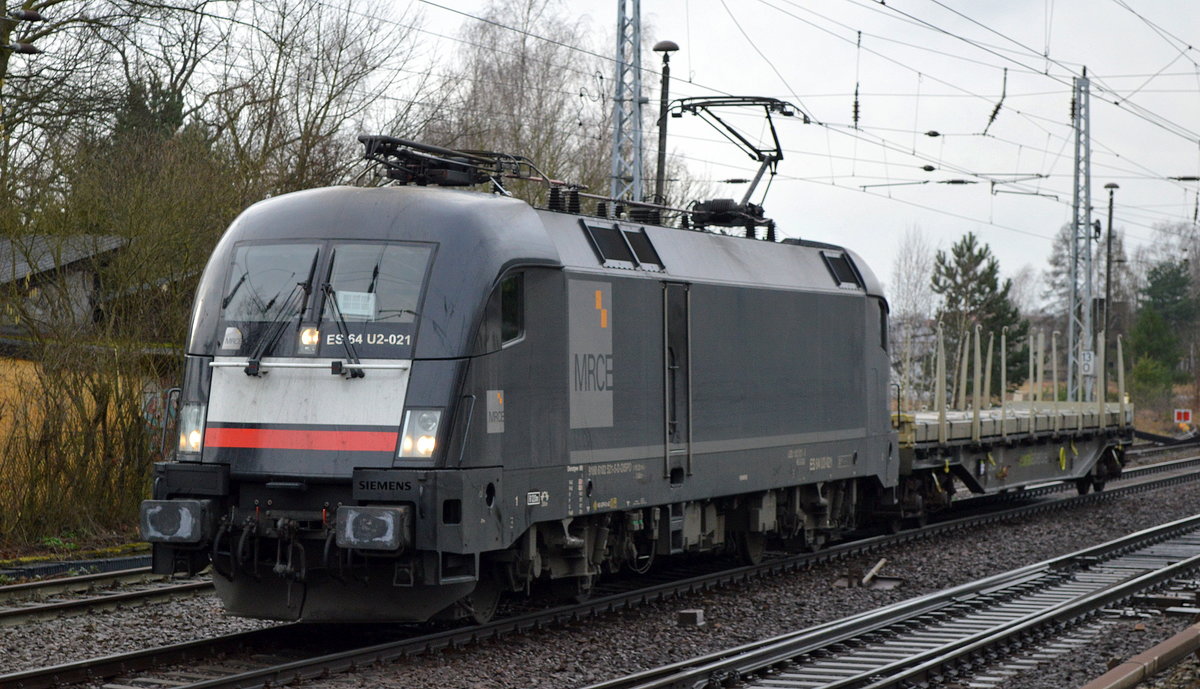 Der MRCE Taurus ES 64 U2-021 [NVR-Number: 91 80 6182 521-5 D-DISPO] mit einem Railadventure Drehgestell-Schutzwagen der Wagengattung Sfps Richtung Frankfurt/oder ob der eigentlich an TXL vermietete Taurus heute für Railadventure eine Überführung im Auftrag hat entzieht sich meiner Kenntnis, 31.01.18 Berlin-Hirschgarten. 