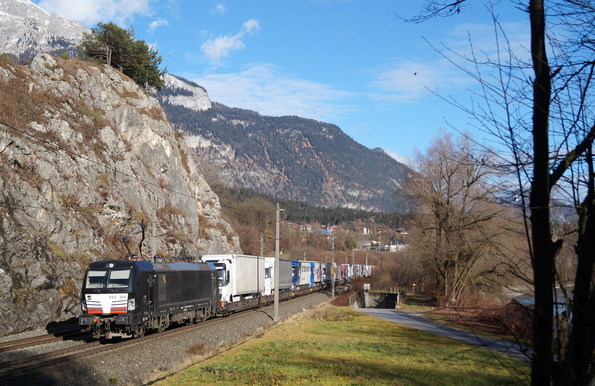 Der MRCE-Vectron 193 604 im ROLA-Einsatz in Tirol: Hier schiebt er einen Zug der Rollenden Landstraße (Brenner - Wörgl) bei Jenbach Richtung Zielbahnhof, 08.12.2018.