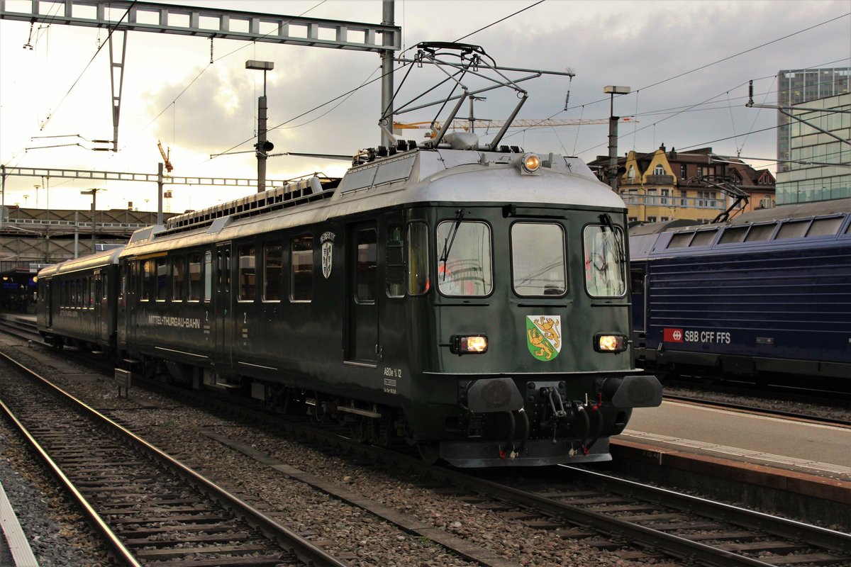 Der MThB ABDe 4/4 Nr. 12  Weinfelden  des Vereins  Historische Mittel Thurgau Bahn  durchfährt den Bahnhof Winterthur. Es war ein erfreulicher Zufall, als ich gleich nach der Ankunft im Bf. Winterthur, aus der Ferne ein grüner Zug sah. Es sah für mich historisch aus und ich erkannte dann ein wichtiges Merkmal: Das Thurgauer Wappen auf der Front der  Weinfelden . Freitag, 24. November 2017 

Doch leider im Gegenlicht...